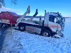 Schneeglätte: Lkw prallt gegen Baum