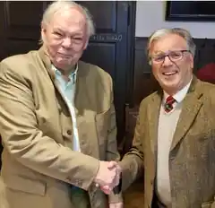 Bernd Joa übergibt weitere Kunstgegenstände an die Stadt