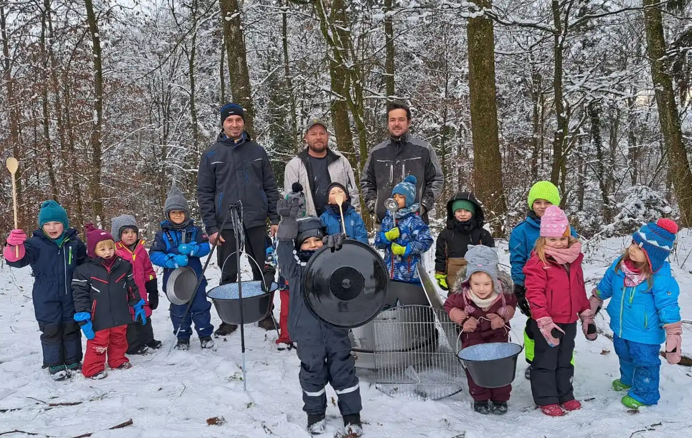 Waldkindergarten freut sich über Feuerschale