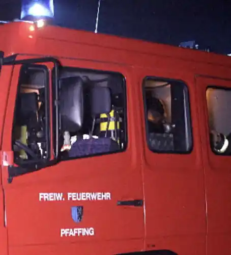 18.50 Uhr: Pkw brennt auf Kreisstraße