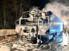 A8: Sattelzug lichterloh in Flammen