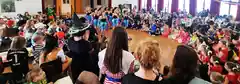 Ausgelassen beinand‘