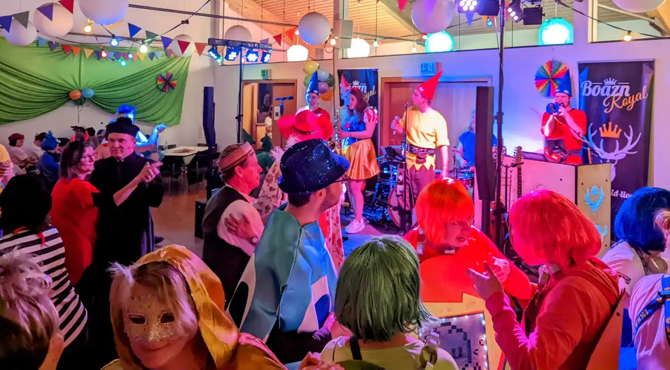 Buntes Treiben auf der Tanzfläche