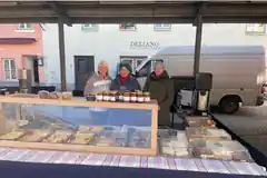 Sonniger Saisonstart für den Wochenmarkt