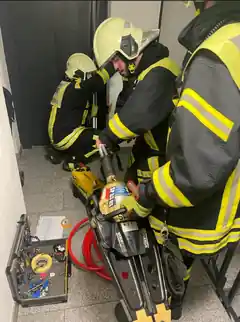 Person aus Aufzug befreit