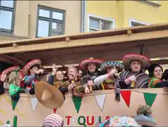 Bunte Farbtupfen beim Faschingszug