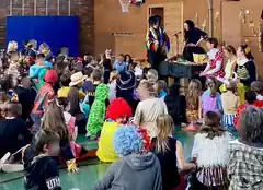 Fröhliches Fest in der Schule