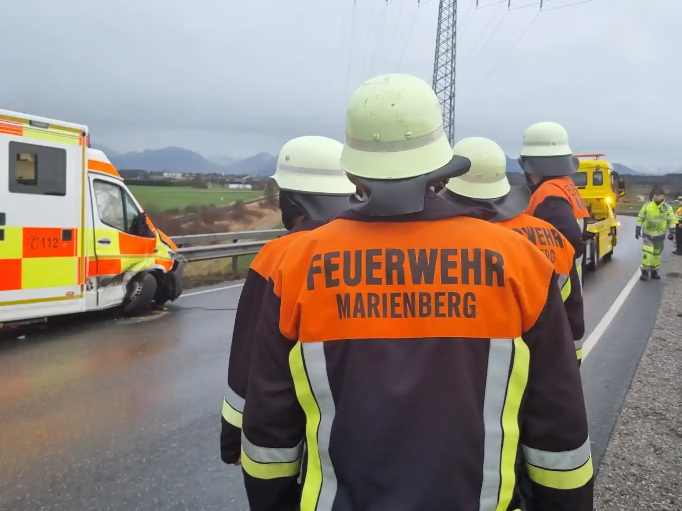 Rettungswagen auf B15 verunglückt