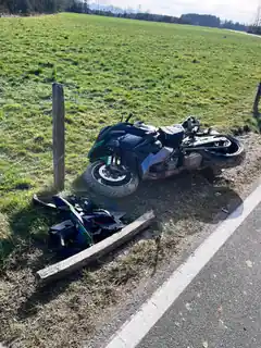Junger Biker schwer verletzt