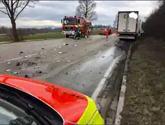 Pkw und Laster in Unfall auf der B304 verwickelt