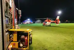 Hubschrauber landet auf Sportplatz