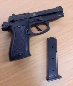 Mit Waffen im Reisebus