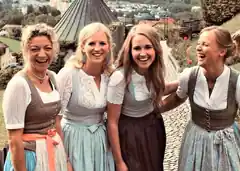 Ostertanz mit „Blusnknepf“ und „Virginia Blos“
