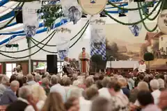 Gottesdienst auf der Bühne des Festzeltes