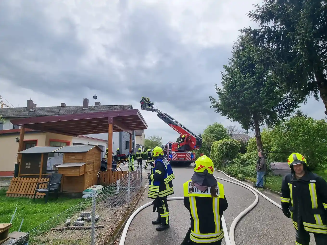Zimmerbrand: Feuerwehr im Einsatz