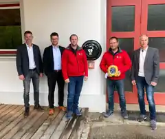 Defibrillator steht am Feuerwehrhaus Soyen bereit