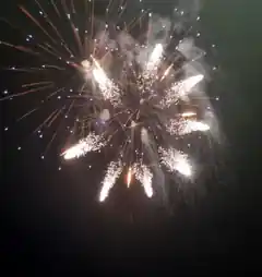 Bunter Abschluss mit Feuerwerk