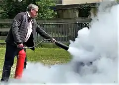 Klinik-Mitarbeiter üben das Feuerlöschen
