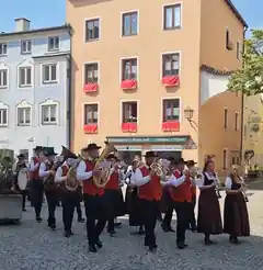 Fahnen und Musik zur Prozession