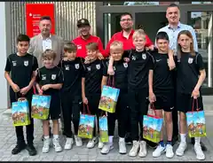 Zuschuss der Sparkasse für junge Kicker
