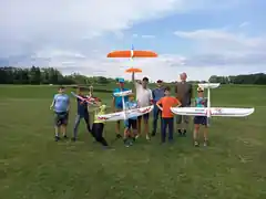 Kleine Piloten lernen das Modellfliegen