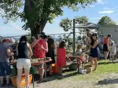 Farbenfrohe Buschen und Kränze