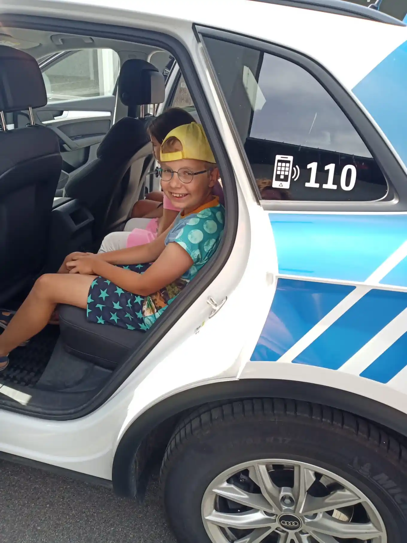 Einblick in Haftzelle und Polizeiauto