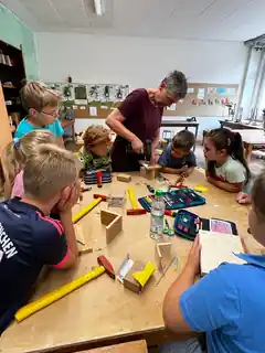 Ferienkinder bauten Nisthilfen für Insekten