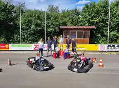 Mit Vollgas um die Pylonen