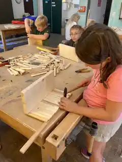 Kleine Schreiner hämmern los