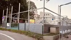 Riesiger Käfig aus Alu am Palmanopark