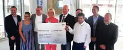 Ministerin kam mit einem großen Scheck