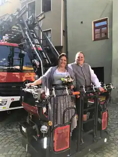 Mit der Feuerwehr in den Hafen der Ehe