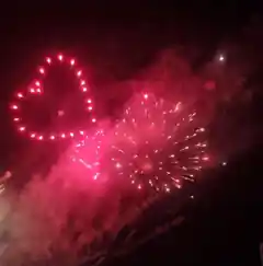 Feuerwerk laut umjubelt