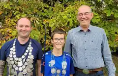 Da strahlen sie, die Sieger des Königsfischens
