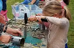 Kinder bauten ein Insektenhotel