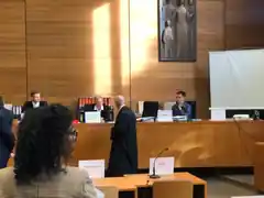 Das Opfer bewusstlos in die Prien geworfen