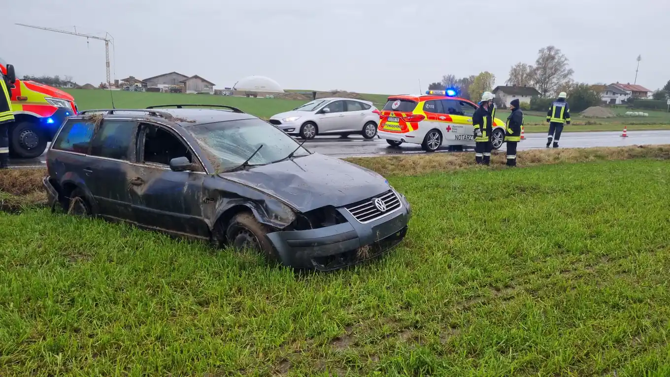 Mit Pkw in der Wiese gelandet
