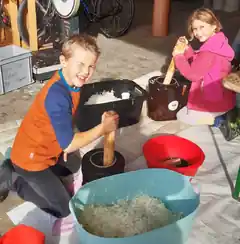 A Haselnuss-Schnapserl und amoi Kraut-Stampfen
