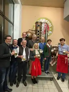 Bürgermeisterin übt das Anzapfen