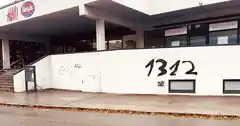 NS-Symbole auf Kunstwerk und Hausfassade