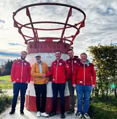 Ein originelles „Denkmal“ für den Sportplatz