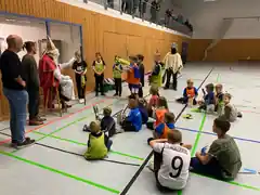 Nikolaus besuchte die Fußball-Kinder
