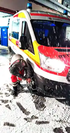 Schneeketten für die Rettungswagen
