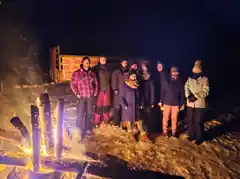 Meinungsaustausch am Mahnfeuer