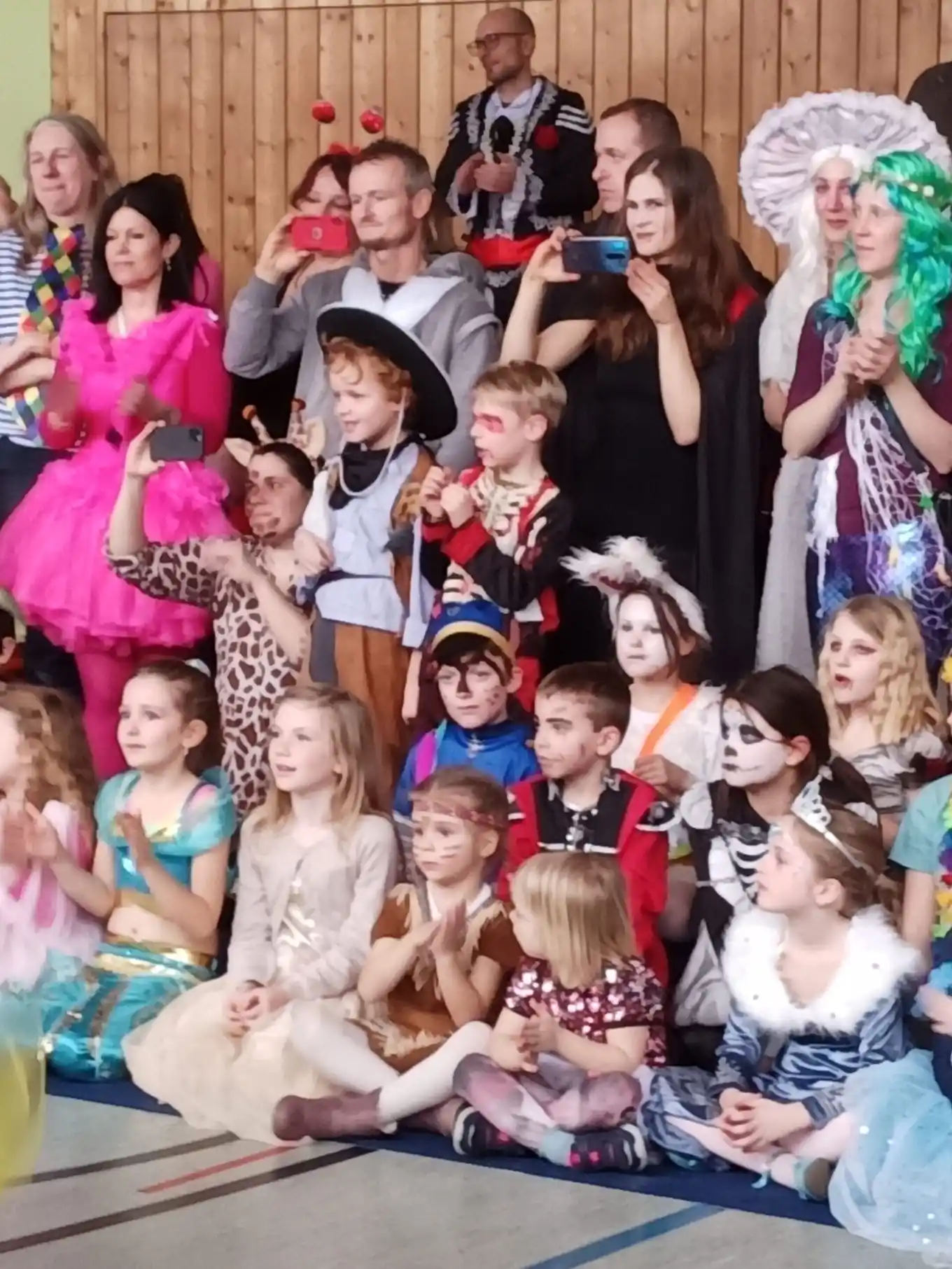 Buntes Faschingstreiben in der Turnhalle