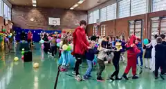 Buntes Treiben in der Schulturnhalle