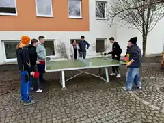 Tischtennis im Pausenhof