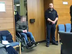 Angeklagter jetzt im Rollstuhl
