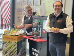 Spargelschälen wie von Geisterhand